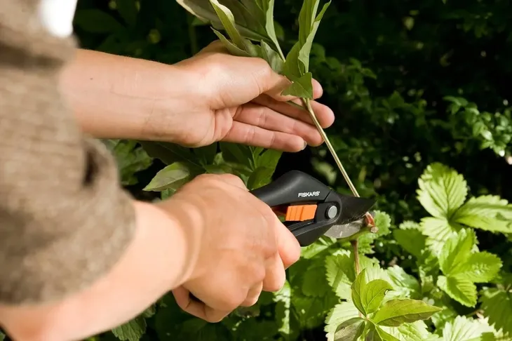 fiskars-sekator-nozycowy-singlestep-p26-zasilanie-reczne