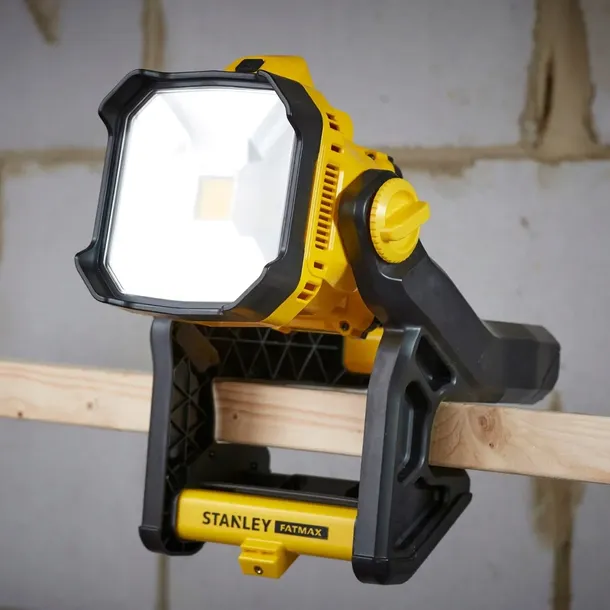 stanley-lampa-sfmcl030b-xj-zawartosc-zestawu-latarka