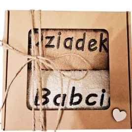 prezent-dla-babci-i-dziadka-reczniki-zestaw-haft-na-dzien-z-haftem-kosz