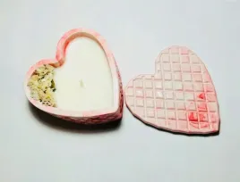 swiece-sojowe-zapachowe-dekorowane-swiecznik-z-gipsu-na-walentynki-dla-niej