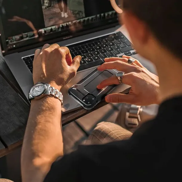 futeral-armor-do-iphone-8-czarny-typ-plecki