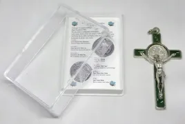 krzyz-swietego-benedykta-metalowy-8cm-zielony-z-pudelkiem-gtbitaly