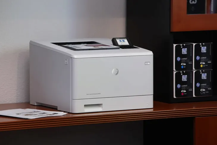 drukarka-hp-color-lj-pro-m455dn-pojemnosc-odbiornika-papieru-kartki-250