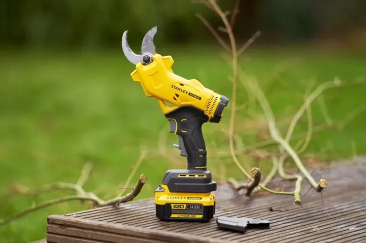 sekator-akumulatorowy-stanley-fatmax-sfmcpp32m1-maksymalna-grubosc-cietej-galezi-32-mm