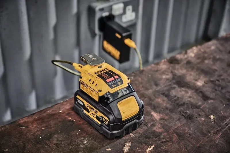 ladowarka-do-akumulatorow-dewalt-powerbank-usb-c