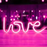 zd79b-neon-led-napis-love-waga-z-opakowaniem-0-15-kg
