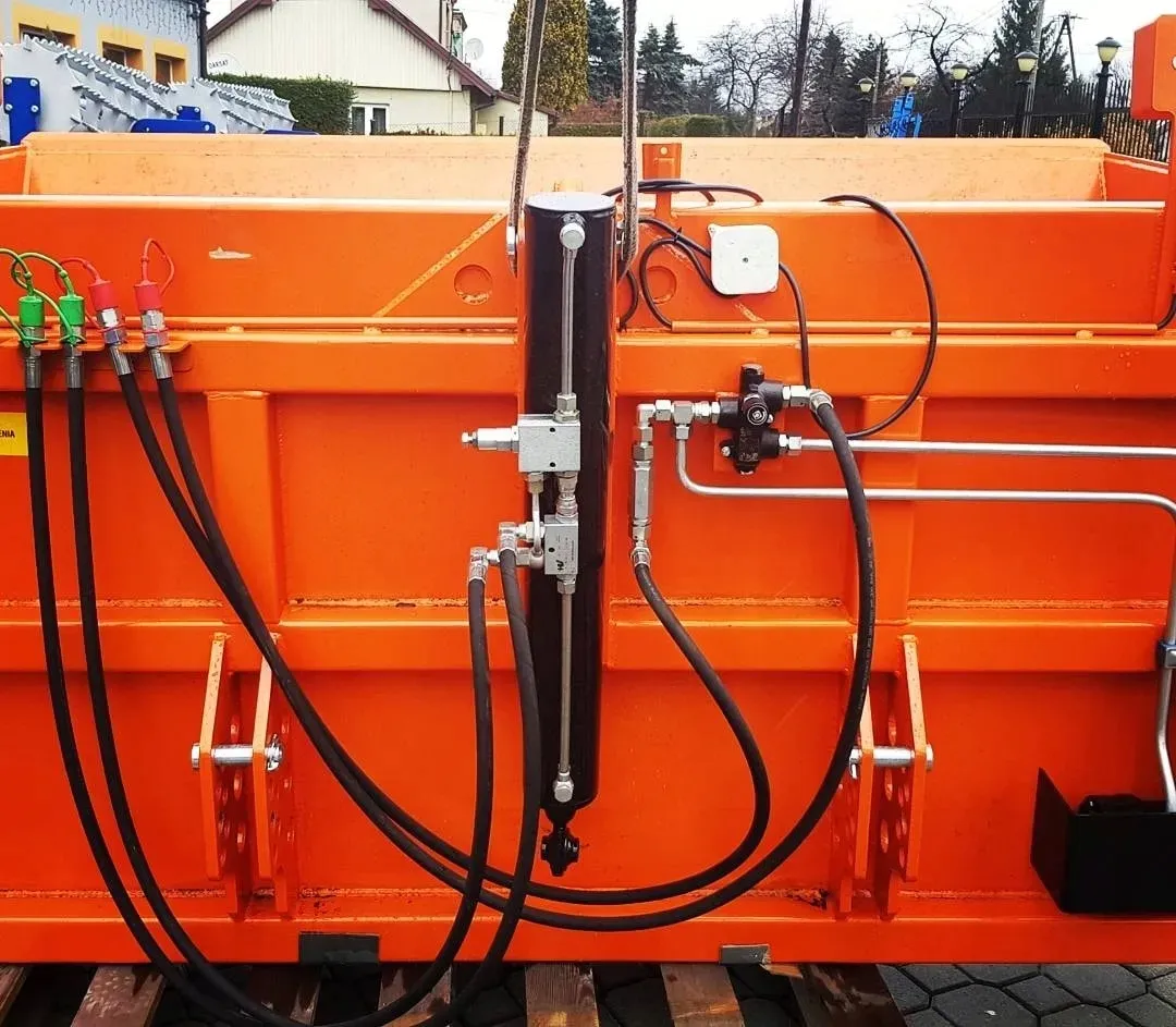 piaskarka-posypywarka-solarka-samozaladowcza-pomarol-ps-200-stan-nowy