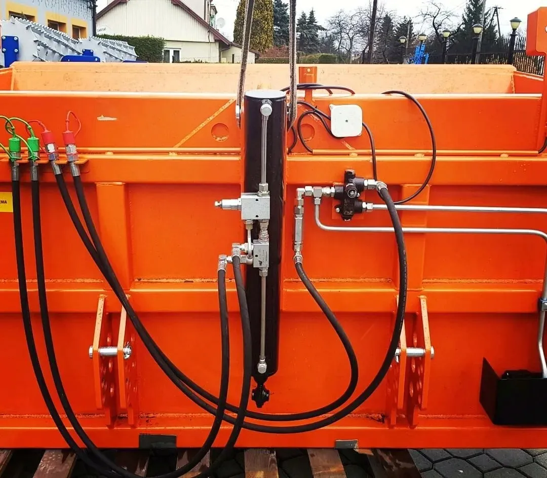 piaskarka-posypywarka-solarka-samozaladowcza-pomarol-ps-150-stan-nowy