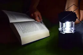 lampka-led-turystyczna-biwakowa-skladana-bezprzewodowa-uchwyt-na-baterie