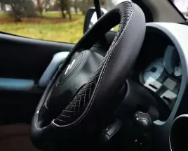 pokrowiec-nakladka-na-kierownice-skora-skorzany-pikowany-czarny-premium