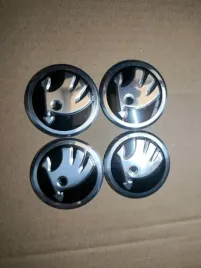 naklejki-emblemat-na-kolpaki-dekielki-kola-skoda-56-mm-aluminium-4-szt-nowe