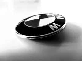 emblemat-znaczek-bmw-74mm-czarny-tyl-e46-e90-f22-f23-f30-f31-f32-f33-f35