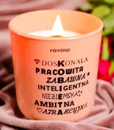 kobieta-swieca-na-prezent-swieczka-perfumowana-walentynki-mademoiselle