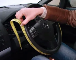 pokrowiec-na-kierownice-z-jednego-kawalka-skory-obszycie-kierownicy-nakladk