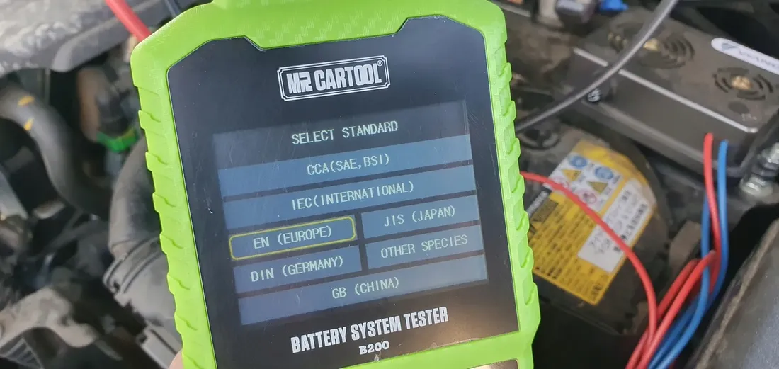 cyfrowy-tester-do-akumulatorow-baterii-12v-stan-nowy
