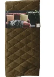 poszewka-dekoracyjna-brazowa-na-poduszke-45-x-45-cm-z-wytloczonym-wzorem-wz