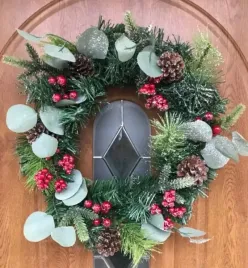 wieniec-swiateczny-dekoracyjny-z-czerwonymi-jagodami-i-szyszkami-sr-34cm