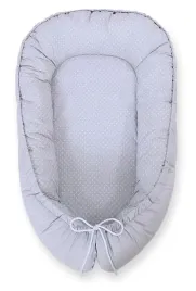 kokon-niemowlecy-dwustronny-kojec-otulacz-premium-bobono-kropki-na-szarym