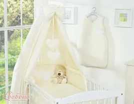 baldachim-z-tkaniny-serduszka-kremowe