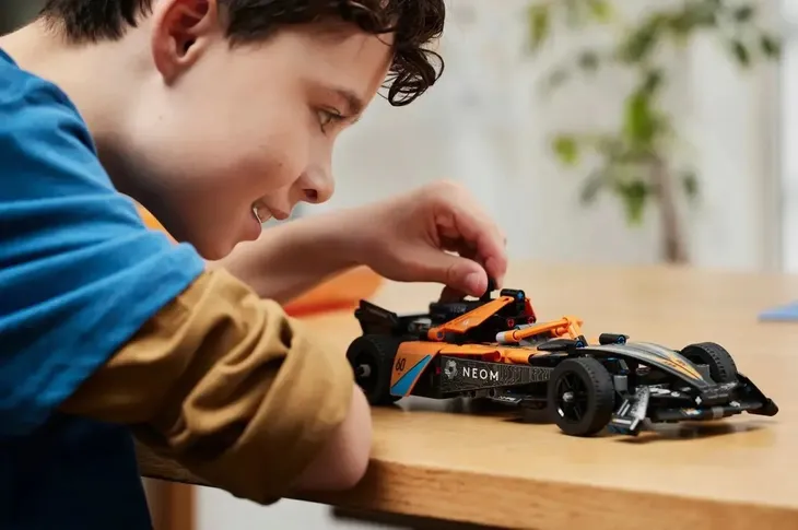 42169-lego-technic-neom-mclaren-formula-e-race-car-material-plastik