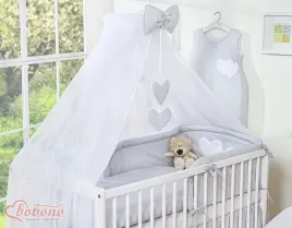 moskitiera-z-szyfonu-wiszace-serduszka-szare