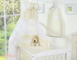 baldachim-z-tiulu-serduszka-kremowe