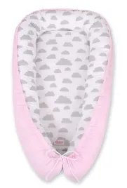 kokon-niemowlecy-dwustronny-kojec-otulacz-premium-bobono-chmurki-szare-roz