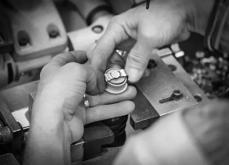 bali-cast-iron-czerwony-8-cm-stan-nowy-marka-peugeot