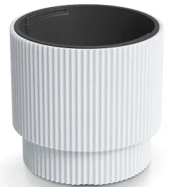 doniczka-biala-prazkowana-na-nozce-plastikowa-395x375-cm-z-wkladem