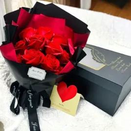 roze-mydlane-prezent-na-dzien-babci-platki-roz-flower-box-bukiet-kwiatow