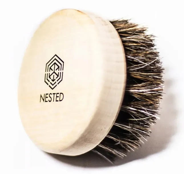 nested-delikatna-szczotka-do-masazu-biustu-i-dekoltu-marka-nested