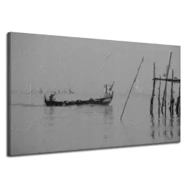 obraz-na-plotnie-czarnobiala-lodka-na-wodzie-retro-120x70-cm