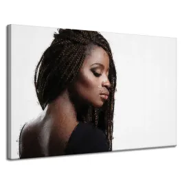 obraz-na-plotnie-pozujaca-kobieta-czarne-wlosy-120x80-cm-idealny-na-prezent