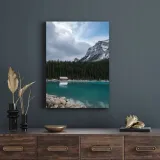 obraz-na-plotnie-natura-chatka-nad-jeziorem-30x40-format-pionowy