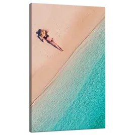 obraz-na-plotnie-kobieta-opalajaca-sie-na-plazy-70x120-cm