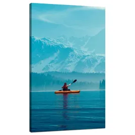 obraz-na-plotnie-mezczyzna-na-kajaku-gory-woda-przyroda-70x120-cm