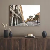 obraz-na-plotnie-miasto-architektura-70x50-cm-zabudowania-widok-palmy-droga-format-poziomy