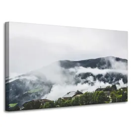 obraz-na-plotnie-natura-gory-we-mgle-100x60-cm-zabudowania-deszczowy-klimat