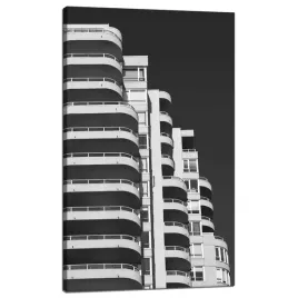 obraz-na-plotnie-architektura-balkon-60x100-cm-miasto-w-szarosciach-klimat
