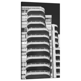 obraz-na-plotnie-architektura-balkon-60x120-cm-miasto-w-szarosciach-klimat