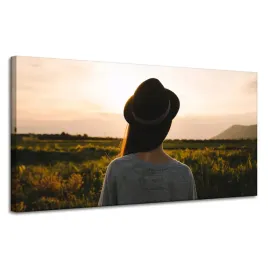 obraz-na-plotnie-natura-kobieta-w-kapeluszu-120x60-odwrocona-tylem-slonce