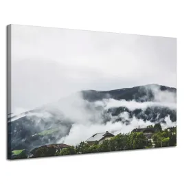 obraz-na-plotnie-natura-gory-we-mgle-120x80-cm-zabudowania-deszczowy-klimat