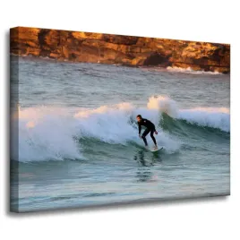 obraz-na-plotnie-ludzie-surfer-na-fali-70x50-cm-morze-skaly-wakacje-klify