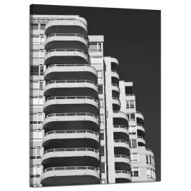 obraz-na-plotnie-architektura-budynek-balkon-50x70-miasto-w-szarosciach-kli