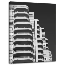 obraz-na-plotnie-architektura-balkony-30x40-cm-miasto-w-szarosciach-klimat