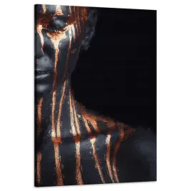 obraz-na-plotnie-czarna-kobieta-brazowe-paski-sztuka-60x90-cm