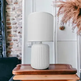 lampka-nocna-z-abazurem-biala-ceramiczna-ryflowana-dion-d1