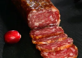 obledna-kielbasa-dojrzewajaca-z-zurawina-jalowcem-dla-konesera-prezent