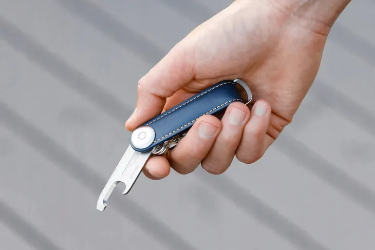 orbitkey-multitool-do-organizera-na-klucze-v2-silver-srebrny-cechy-dodatkowe-mozliwosc-otwierania-jedna-reka
