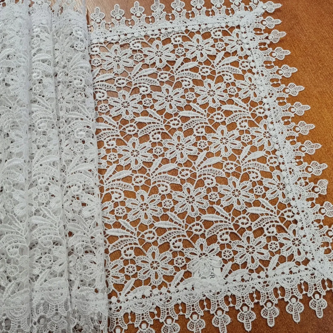 bieznik-pelna-gipiura-50-x-100-bialy-wzor-azurowy